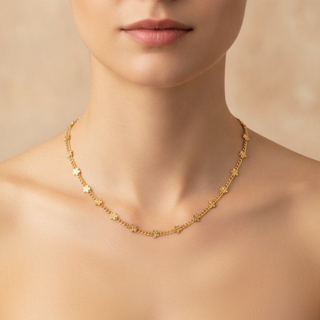 LD-SMR26-1099_Clover-Link-Necklace model shot