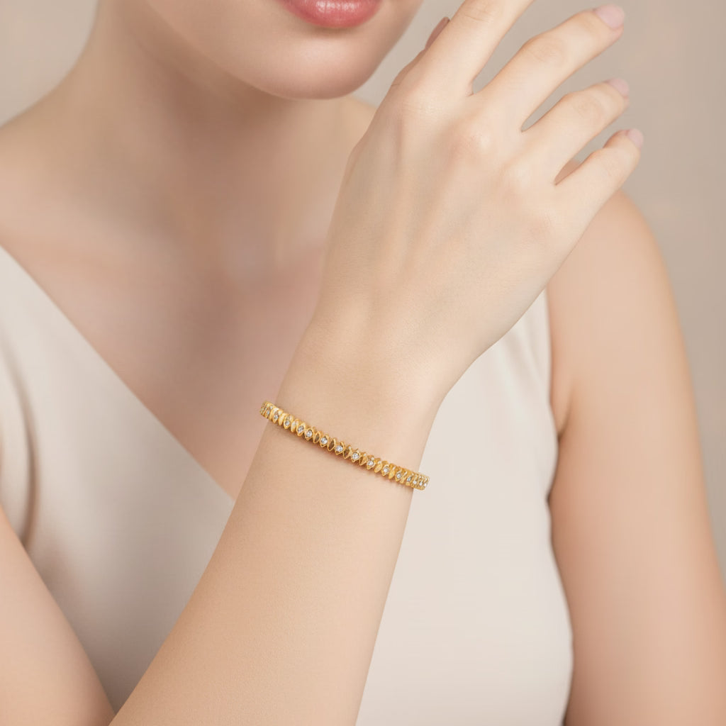LD-SMR26-1105_Diamond-set-Bangle model shot