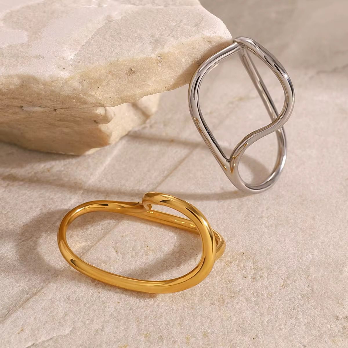 Serene Curve Double Finger Ring