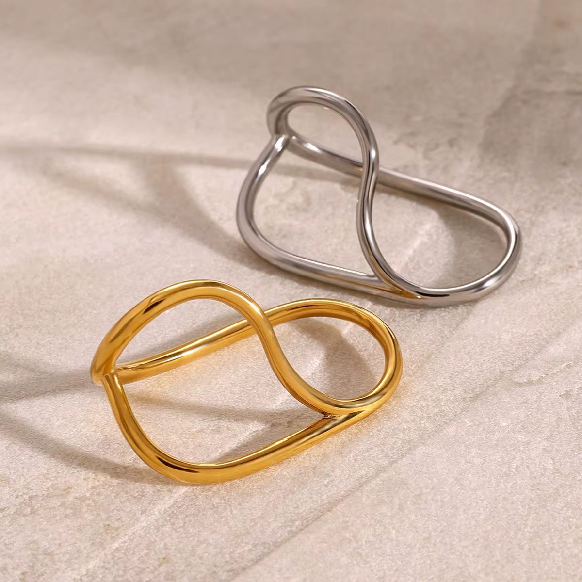 Serene Curve Double Finger Ring